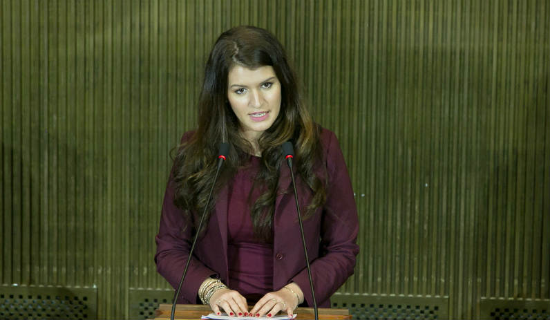 Pourquoi l’article 2 de la loi Schiappa fait-il débat ?