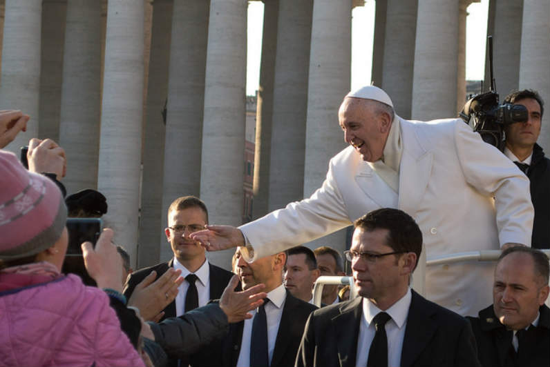 Quel est le rôle politique du Pape en France et dans le monde ?