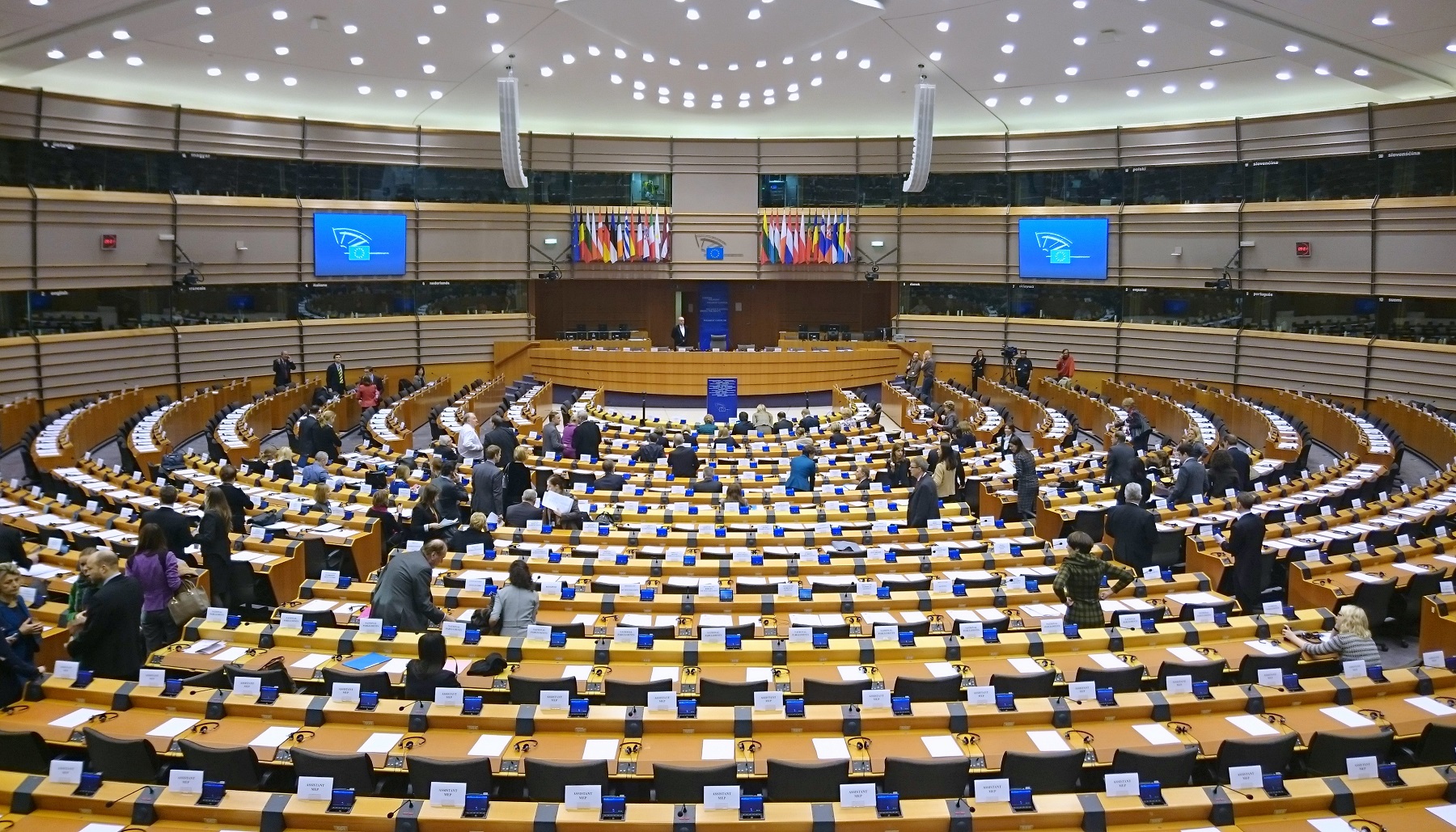 Selon Philippe Sauvannet au milieu a droite le Parlement Europeen peut user d un article ressemblant au 49-3